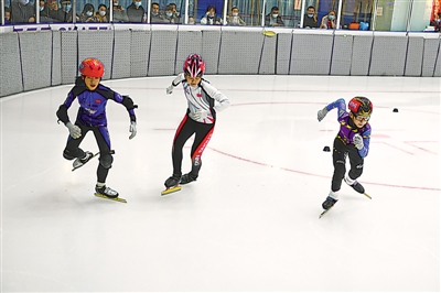 <p>　　10月6日，2021年全区青少年速滑锦标赛暨第十六届全区运动会资格赛在银川举行，来自全区各地的87名运动员参赛。　　　　　　　　　　　　　　　　　　本报记者　王刚　摄</p>