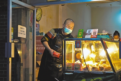 <p>　　6时，位于银川市兴庆区新华东街的早点铺，店主已将冒着热气的早餐摆进柜台。这座城市在烟火气息中悄悄醒来。　本报记者　钱建忠　摄</p>