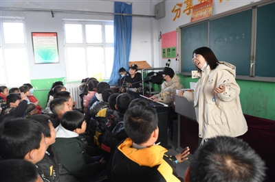     志愿者用音乐温暖孩子们的心。