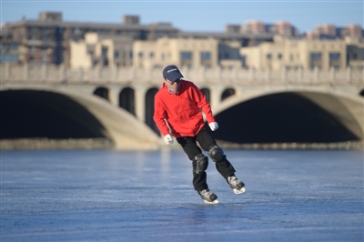 12月20日，一位滑冰爱好者在银川北塔湖自由滑行。随着气温下降，冰面运动逐渐升温。　本报记者  季正  摄