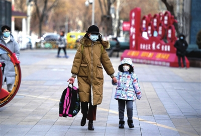 2月16日，在银川市金凤万达广场，市民全副武装出行。当日，银川迎来新一轮冷空气，最低气温跌至零下8℃。本报记者  季正  摄