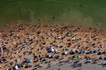 五一假期，不少市民选择就近游玩。5月4日，银川阅海湾中央商务区水上公园的沙滩成了孩子们的乐园。 本报记者 季正  摄