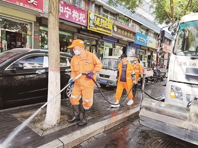 环卫工人正在清洗街道。 受访单位供图