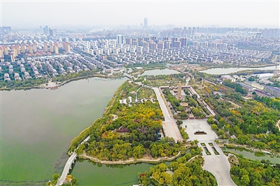     2022年10月19日，从空中俯瞰银川海宝公园，水天一色，掩映于绿意间的休闲步道蜿蜒曲折，这里俨然成了城市的“绿肺”。                               本报记者 王晓龙 摄