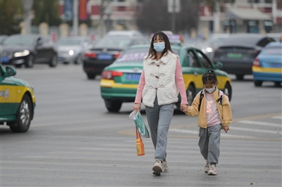 11月17日，在银川市金凤区康平路，市民着冬装出行。当日，气象部门发布大风蓝色预警，未来三天我区最低气温跌至-7℃。本报记者  季正  摄