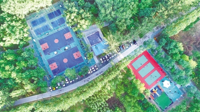 <p>　　⑦银川日新公园内设施齐全的公共健身场地为市民打造优质生活提供了场所。</p>