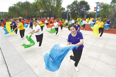 <p>　　西吉县居民在永清湖广场跳起了广场舞。</p>