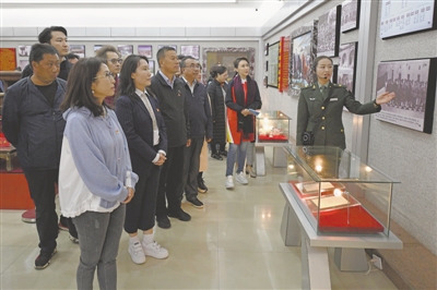<p>　　慰问演出的演职人员举行微党课，参观将台堡红军长征会师纪念园。</p>