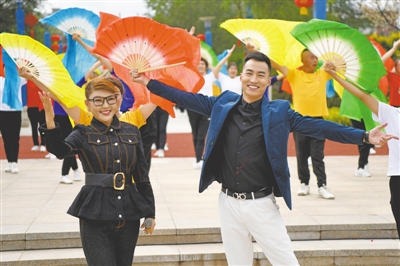 <p>　　歌手乌兰图雅和“广场舞王子”饶子龙与当地群众一起跳起广场舞。</p>