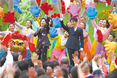<p>　　凤凰传奇演唱歌曲《感到幸福你就拍拍手》。</p>