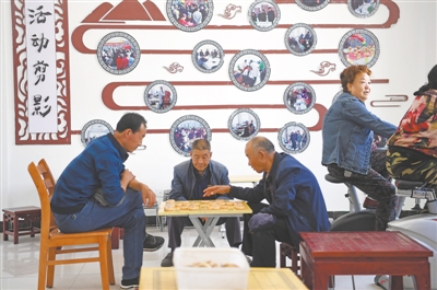 <p>　　新民社区居家养老服务站，兴趣相投的老人三五成群组成兴趣小组，自得其乐。</p>