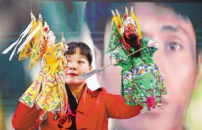 <p>　　昨日，银川国际会展中心，漳州展位上表演的布袋戏栩栩如生。　　　　　　　　　　　　　　　　　　　　　　　　　　　　　　　　　　　　　　　　　本报记者　王晓龙　摄</p>