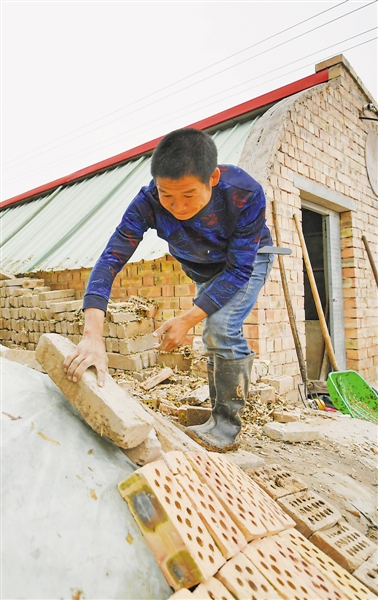 <p>　　张小龙在家门前帮母亲搭建家里第二个青储饲料池。</p>
