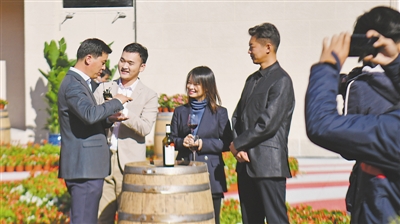 <p>　　会场外，酒商在接受媒体采访。会场内外嘉宾以酒为媒，共享机遇、共话发展。　　　　　　　　　　　　　　　　　　　　　　　　　　　　　　　　　　　　本报记者　王鼎　摄</p>