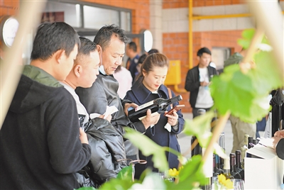 <p>　　客商与嘉宾挑选心仪的葡萄酒。　　　　　　　　　　　　　　本报记者　王洋　摄</p>