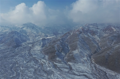    雪霁初晴贺兰山。