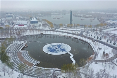     湖城一片雪色。