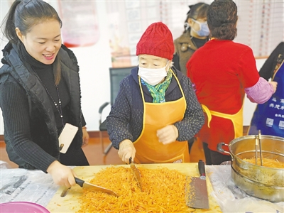<p>　　12月18日，银川市金凤区北京中路街道办事处清馨苑社区工作人员和辖区居民一起剁馅准备包饺子，迎接冬至的到来。</p><p>　　本报记者　丁建峰　摄</p>