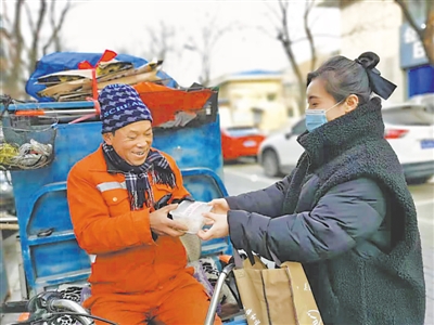 <p>　　12月18日，银川市兴庆区前进街街道办事处西塔社区为辖区环卫工人送上包好的饺子。</p><p>　　本报记者　刘惠媛　摄</p>