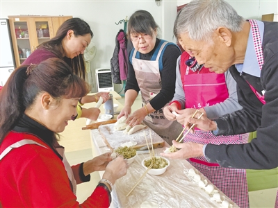 <p>　　12月17日，银川市兴庆区大新镇燕欣园社区工作人员和居民一起包冬至饺子，将饺子送到辖区空巢、独居老人手中。　　　　　　　　　　　　本报记者　张瑛　张唯　摄</p>