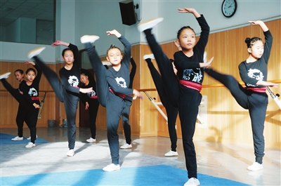 12月29日，气温骤降，但宁夏艺术职业学院戏剧专业后备人才宏志班的学员们心里暖暖的。当日，自治区文联和宁夏文学艺术基金会负责人为学员们送来练功衣裤、戏曲书签等新年礼物。本报记者  陈秀梅  摄
