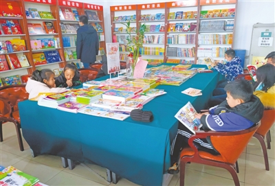 <p>　　书店成了孩子们假日里的又一打卡地。</p>