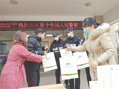 <p>　　1月10日，自治区体育局组成4个慰问组，向坚守一线的人民警察致以诚挚的问候和节日的祝福。　本报记者　王刚　摄</p>