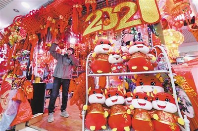 <p>　　1月14日，银川东方商城一家工艺礼品店，店主将一串串喜庆的节日用品悬挂起来。　</p>