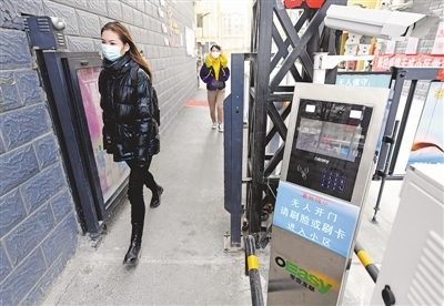 <p>　　天成小区安装了智能人脸识别门禁、智能停车场系统。居民通过“1号社区”App智慧服务平台，可实现手机远程开门、报修、物业缴费。</p>