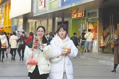 <p>　　银川街头逛街购物的年轻人。</p>