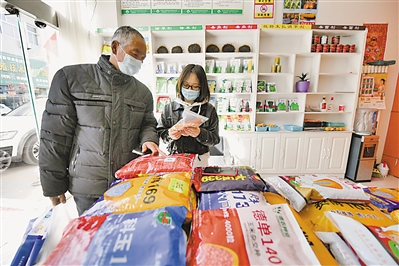 <p>　　种植户挨家挨户对比种子的质量与价格。　本报记者　马楠　摄</p>