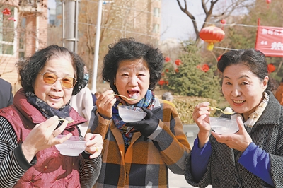 <p>　　2月23日，银川市金凤区上海西路街道悦海新天地开展了丰富多彩的活动喜迎元宵节。</p><p>　　本报记者　杨超　实习生　傅荣清　摄</p>