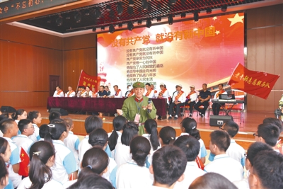 <p>　　同心县退休老干部马希伟（中间穿军装者）向广大师生宣讲红色文化。</p>