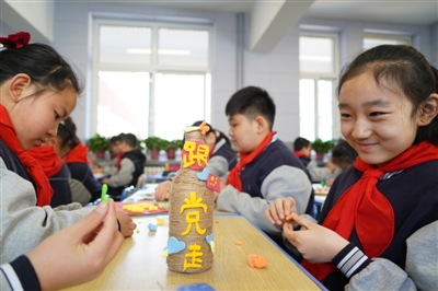 3月22日，在银川市兴庆区第六小学，学生们正通过美术创意的方式学习党史。当日起，该小学开展“学党史、听党话、跟党走”系列主题教育活动，引导广大少先队员厚植爱党、爱国、爱社会主义的情感。本报记者  武晓瑜   摄