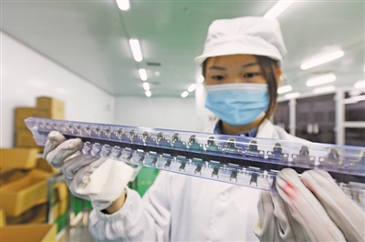 <p>　　使用环氧树脂对芯片进行注塑封装。</p>