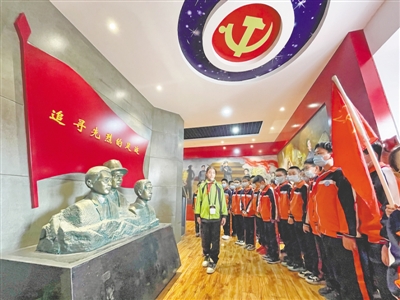 <p>　　师生们在烈士纪念馆聆听革命烈士的英雄事迹。</p>
