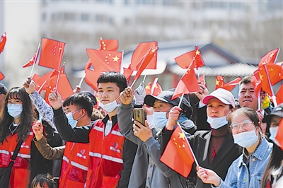 <p>　　观众们挥舞着五星红旗。　　　　　　本报记者　马楠　乔素华　摄</p>