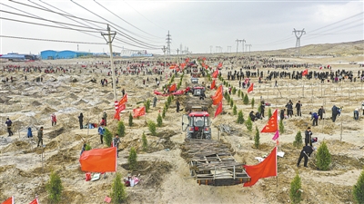 <p>　　4月12日，石嘴山市惠农区贺兰山东麓生态修复项目葫芦峪片区，该市机关干部、驻地官兵、青年志愿者等5000余人一同植树增绿。今年，石嘴山市共确定植树基地4个，计划投资10.8亿元，营造林5.7万亩，草原生态修复2.5万亩，恢复湿地9.83万亩，建成区新增和改造提升绿地面积90万平方米。　　</p><p>　　本报记者　谢薇　摄</p>