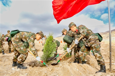 <p>　　驻地官兵携手植绿。</p>