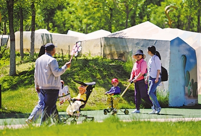 <p>　　市民出游赏景。</p>