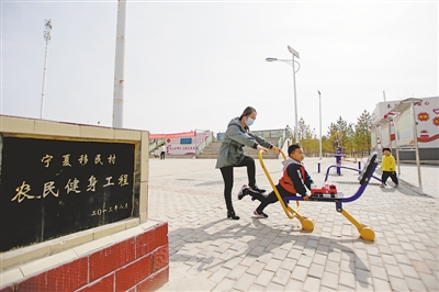 <p>　　赵黎明带着儿子在户外健身。</p>