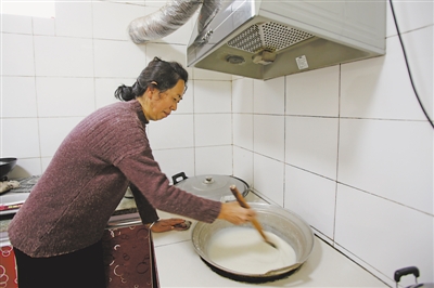 <p>　　赵黎明的母亲在厨房做搅团准备午餐。</p>