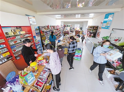 <p>　　李遥耀开的商店生意兴隆。</p>