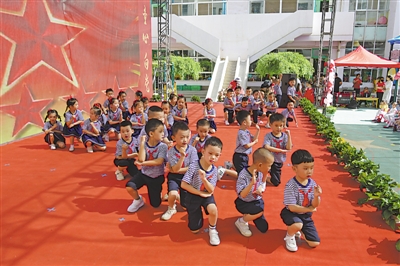 <p>　　6月1日，银川市邮电幼儿园的小朋友用歌声、舞蹈庆祝“六一”国际儿童节。　本报记者　钱建忠　摄</p>