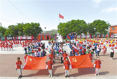 <p>　　6月1日，师生同唱一首歌《没有共产党就没有新中国》。当天，中铁二十局集团市政工程有限公司银昆高速公路项目部向彭阳县红河镇中心学校师生捐赠价值3万元的校服、住宿用品、书包等物品。　本报记者　左鸣远　赵磊　摄</p>