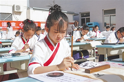 <p>　　6月1日，银川市金凤区第十一小学举行的“传承红色基因　　争做七彩少年”少先队德育展示体验活动现场，学生通过书法比赛、参观党史长廊以及实践基地互动的方式，庆祝建党100周年和“六一”国际儿童节。　				　　　本报记者　张唯　摄</p>