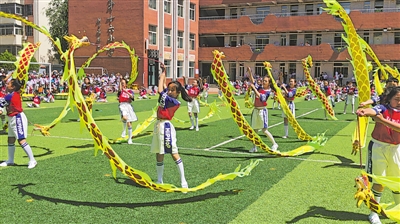 <p>　　6月1日，小学生在表演集体舞龙。当日，银川市兴庆区第十六小学教育集团举行“向善向上向阳生　歌颂祖国献礼党”体育艺术节。</p><p>　　本报记者　高菲　王溦　摄</p>
