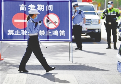 <p>　　交警在考场外维持交通秩序。</p><p>　　本报记者　马楠　王洋　摄</p>