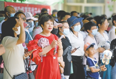 <p>　　银川市一考场外等待的家长们。　　　　　</p><p>　　本报记者　马楠　王洋　摄</p>