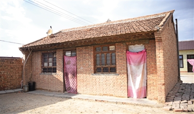 <p>　　永新村特意保留了20年前刚移民时村民建的土房。</p>